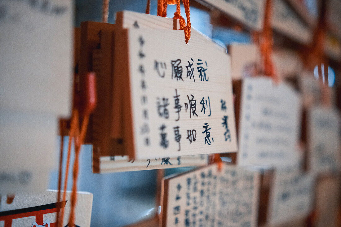 Schriftliche Opfergaben und Wünsche in einem Shinto-Tempel in Tokio, Japan, Asien