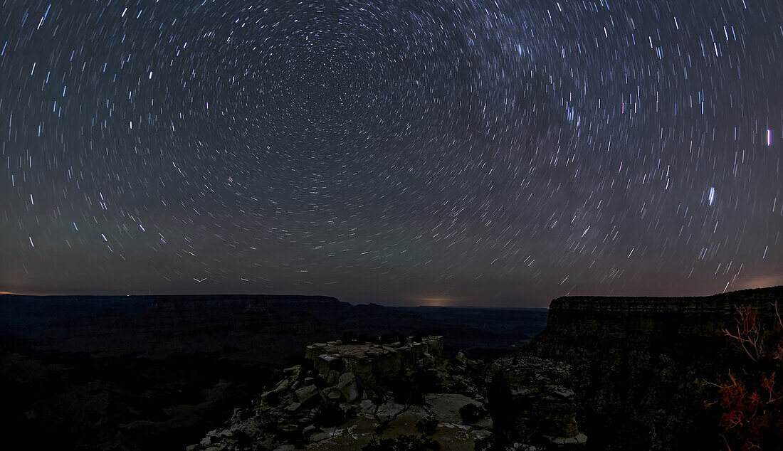 Der Wirbel der Sterne am Nachthimmel über dem Grand Canyon South Rim vom Moran Point aus gesehen, Grand Canyon National Park, UNESCO-Welterbe, Arizona, Vereinigte Staaten von Amerika, Nordamerika