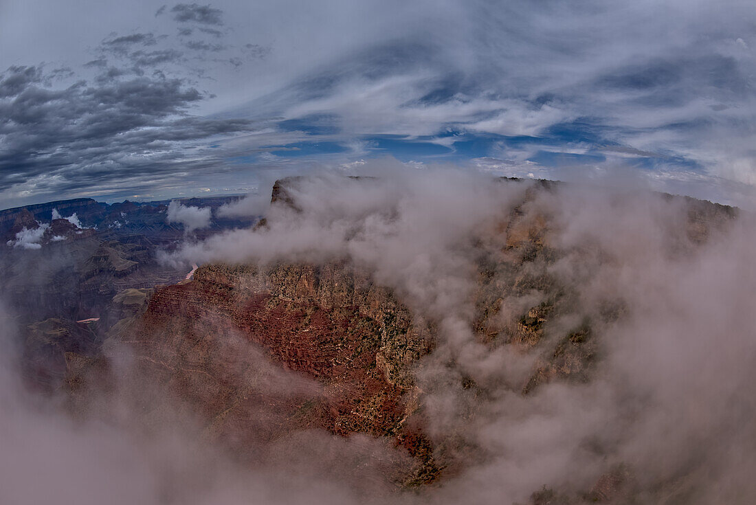 Zuni Point am Grand Canyon South Rim in den Wolken vom Moran Point aus gesehen,Grand Canyon National Park,UNESCO World Heritage Site,Arizona,Vereinigte Staaten von Amerika,Nordamerika