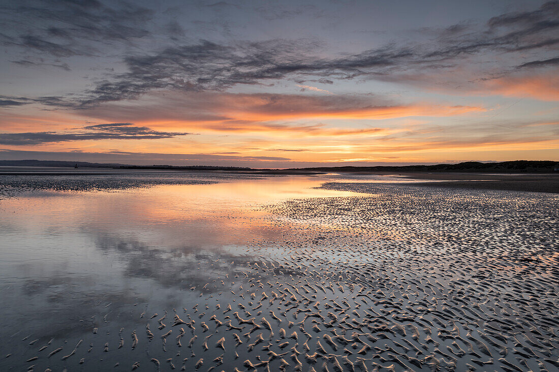 Strand bei Ebbe und Sonnenuntergang, Camber Sands, East Sussex, England, Vereinigtes Königreich, Europa