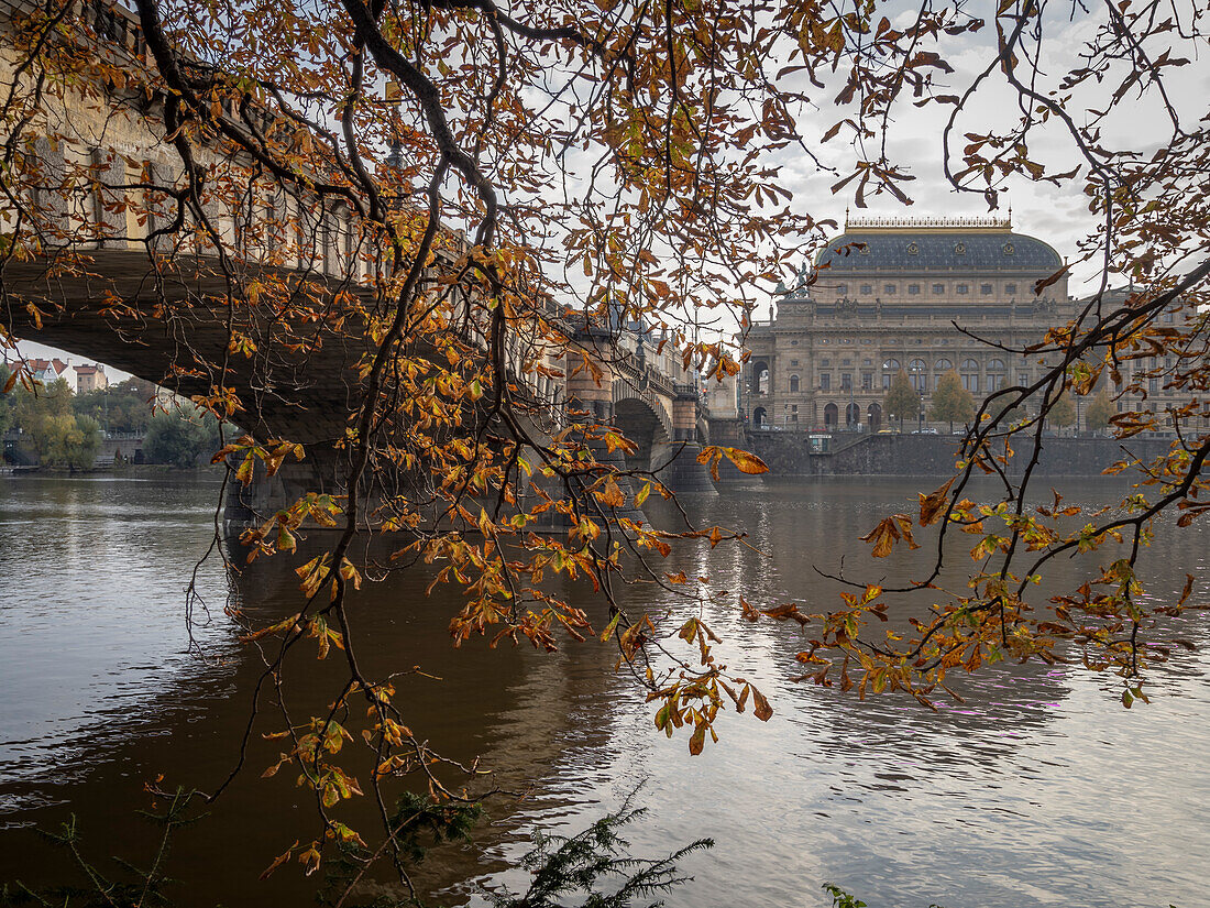 Most Legii (Legionsbrücke) und das Nationaltheater im Herbst, Prag, Tschechien (Tschechische Republik), Europa
