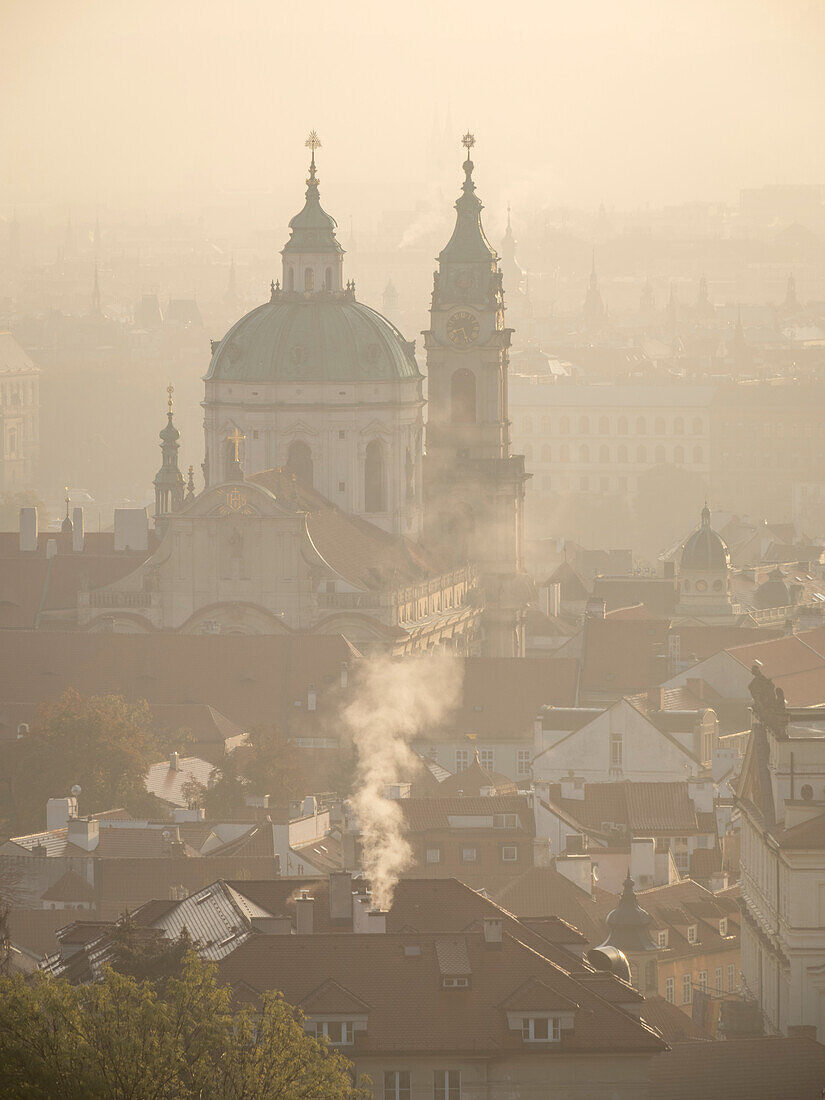 Dächer und St. Nikolaus-Kirche bei Sonnenaufgang vom Petrin-Hügel im Herbst,Prag,Tschechien (Tschechische Republik),Europa