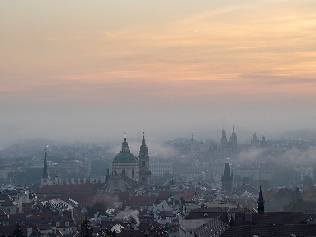 Blick auf die Prager Türme und Türmchen im Morgennebel vom Petrin-Hügel aus,Prag,Tschechien (Tschechische Republik),Europa