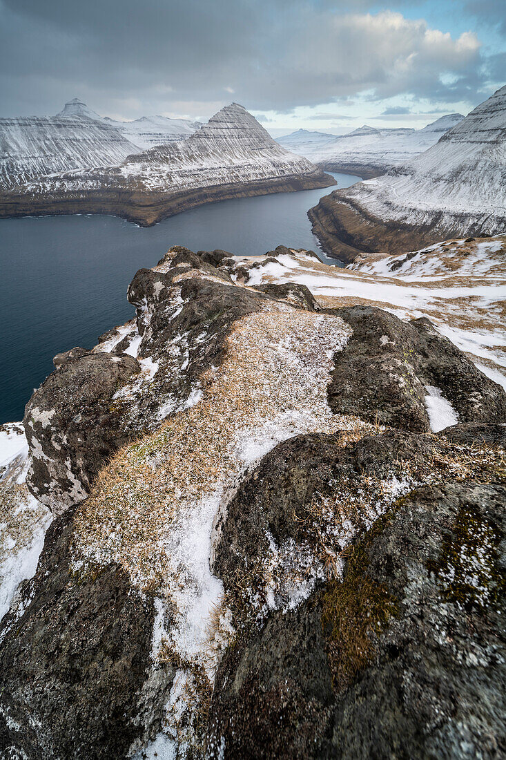 Fjordblick und schneebedeckte Felsen und Berge, Funningur, Esturoy Island, Färöer Inseln, Dänemark, Europa