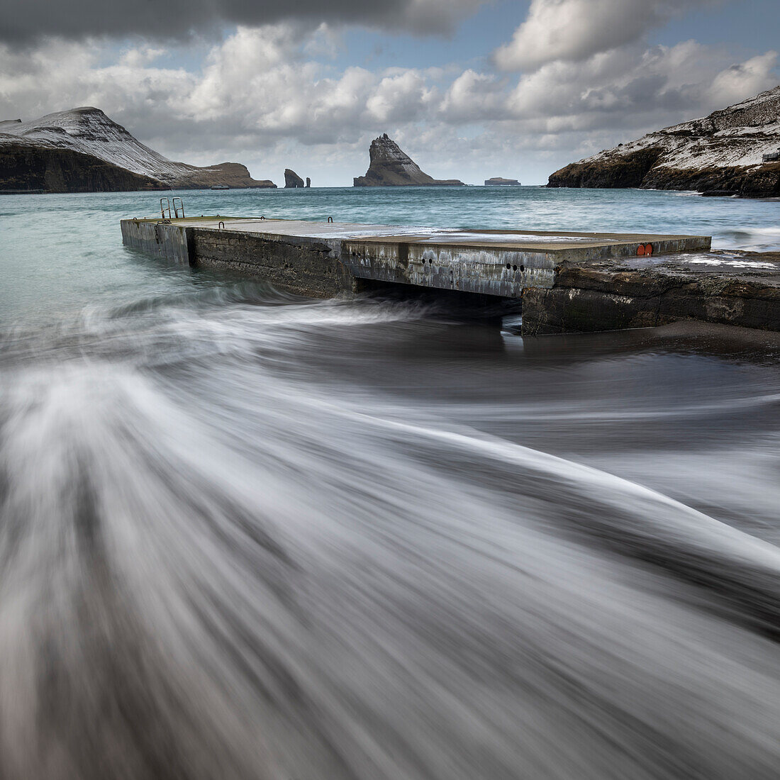 Pier und Schornsteine von der Küste von Bour, Vagar Island, Färöer Inseln, Dänemark, Europa