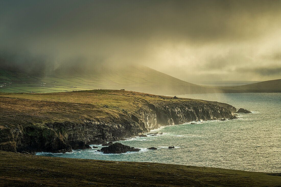 Regen fegt über die Klippen, Dingle Halbinsel, County Kerry, Munster, Republik Irland (Eire), Europa