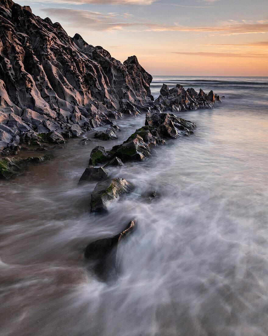 Mewslade Bay bei Sonnenuntergang,Gower Peninsula,Südwales,Vereinigtes Königreich,Europa