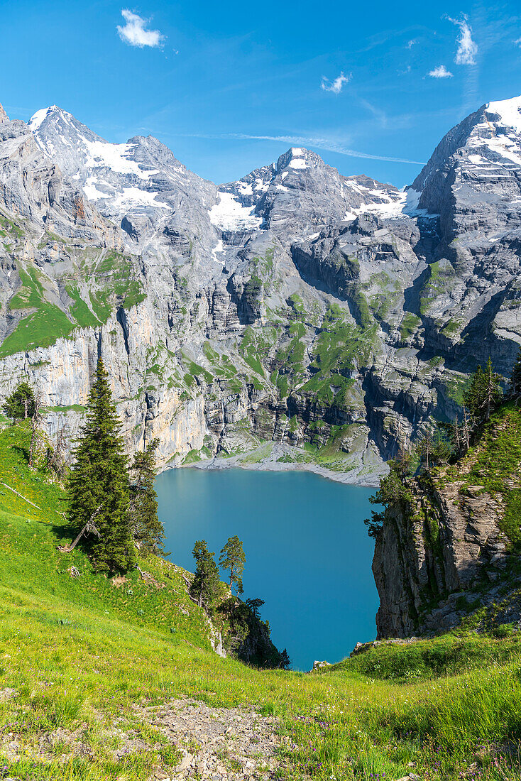 Erhöhter Blick auf das kristallklare Wasser des Oeschinensees, Oeschinensee, Kandersteg, Kanton Bern, Schweiz, Europa