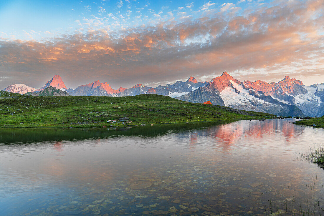 Blick bei Sonnenaufgang über das Ufer des Fenetre-Sees mit dem Massiv des Mont Blanc, Fenetre-See, Ferret-Tal, Kanton Wallis, Col du Grand-Saint-Bernard (St.-Bernhard-Pass), Schweiz, Europa