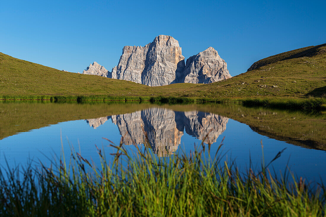 Der Berg Pelmo spiegelt sich im Wasser des Baste-Sees, Giau-Pass, Dolomiten von Belluno, Venetien, Italien, Europa