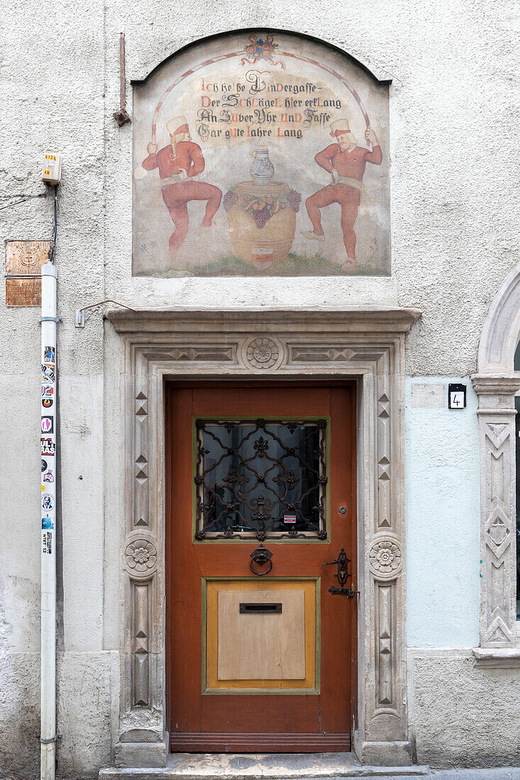Detail einer Tür und eines Freskos in der Altstadt von Bozen,Bezirk Bozen,Sudtirol (Südtirol),Italien,Europa