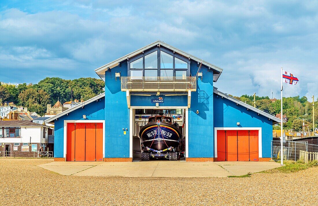 Hastings Lifeboat Station auf The Stade (der Fischerstrand) an der Strandpromenade von Hastings, East Sussex, England, Vereinigtes Königreich, Europa
