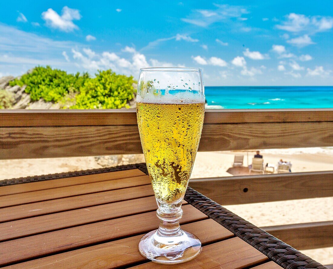 Kaltes Bier an einem heißen Tag am Strand, South Shore, Bermuda, Nordatlantik