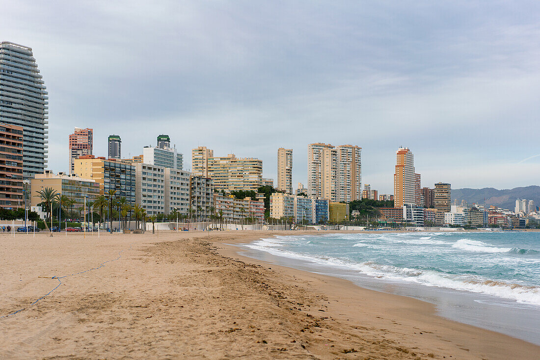 Strand von Benidorm mit Hotels an einem bewölkten Tag, Benidorm, Costa Blanca, Provinz Alicante, Spanien, Europa
