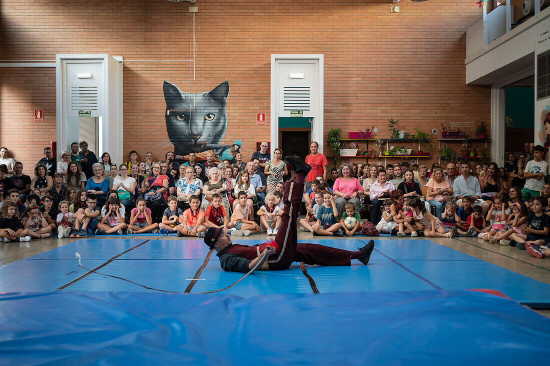 Zirkusvorstellung mit Kindern im Centro Civico La Almozara während der Fiestas de el Pilar, Zaragoza, Aragonien, Spanien