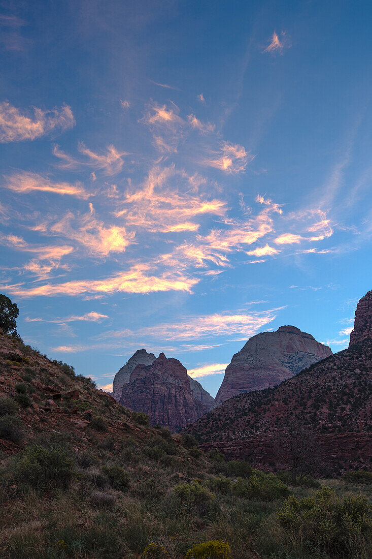 Sonnenaufgangswolken über den Sandsteintürmen des Zion-Nationalparks im Südwesten Utahs.