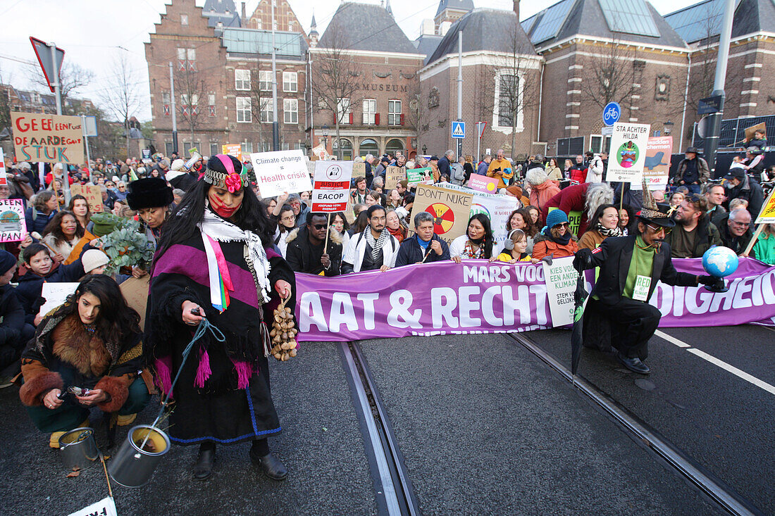 Umweltaktivisten und Unterstützer nehmen am 12. November 2023 in Amsterdam, Niederlande, am Marsch für Klima und Gerechtigkeit teil. Die Demonstranten fordern von der niederländischen Regierung und den führenden Politikern der Welt Maßnahmen zur Bekämpfung des Klimawandels, der immer wieder Hitzerekorde bricht und tiefgreifende Veränderungen für alles Leben auf der Erde mit sich bringt. Schätzungsweise 70.000 Menschen haben am Sonntag am Klimamarsch in Amsterdam teilgenommen, wie die Stadtverwaltung Amsterdam mitteilte.