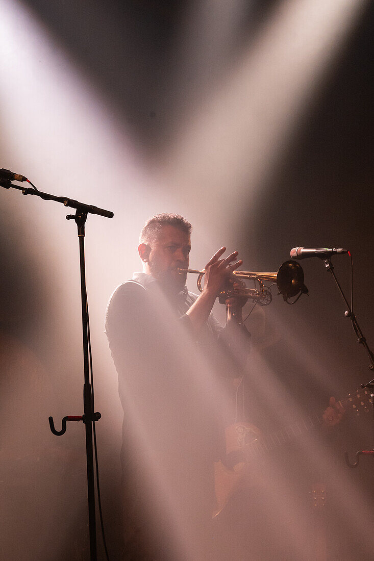 Calexico spielen live im Jardin de Invierno von Zaragoza während der Fiestas del Pilar, Spanien.