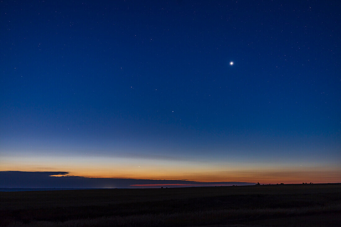 Das sind Venus (am hellsten) und der schwache Merkur (niedrig und links in der Dämmerung) am Morgenhimmel als Morgensterne.