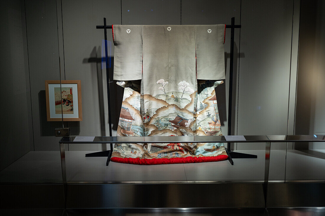 Kimono uchikake aus der Meiji-Ära, handbemalte und bestickte Seide.