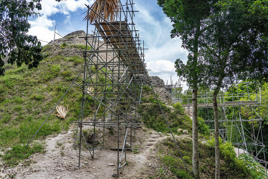 Gerüst für archäologische Arbeiten an der Struktur 137 in der nördlichen Akropolis in den Maya-Ruinen im Yaxha-Nakun-Naranjo-Nationalpark, Guatemala.