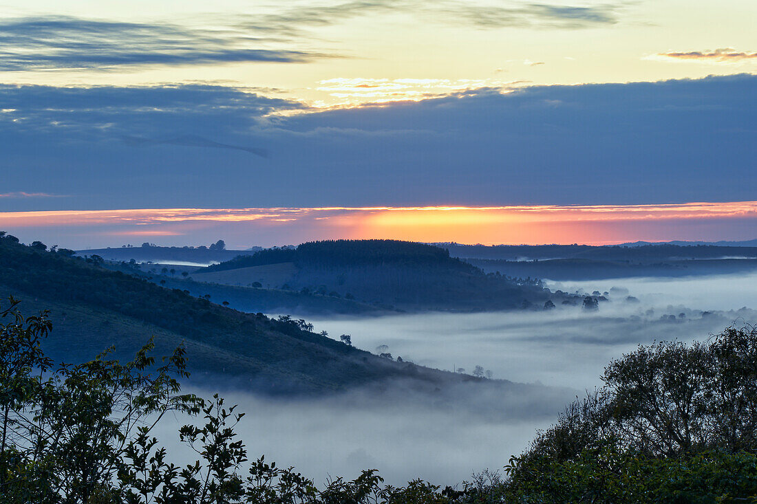 Frühmorgendlicher Nebel über Tälern und Bergen, Serra da Canastra, Staat Minas Gerais, Brasilien, Südamerika