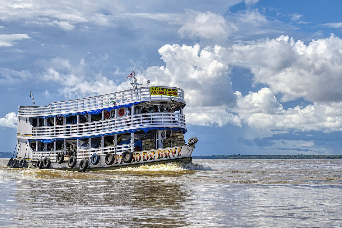 Traditionelles Holzboot auf dem Rio Negro, Manaus, Bundesstaat Amazonien, Brasilien, Südamerika