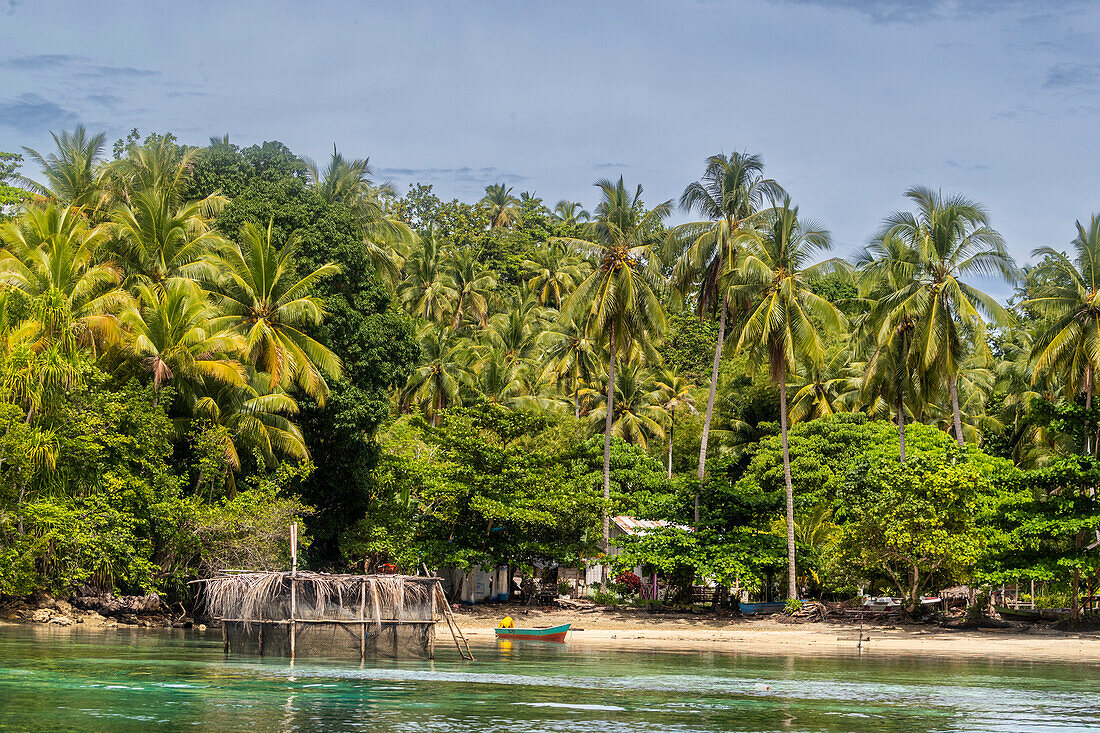 Ein Blick auf das Dorf Friwen auf der Insel Gam, Raja Ampat, Indonesien, Südostasien, Asien