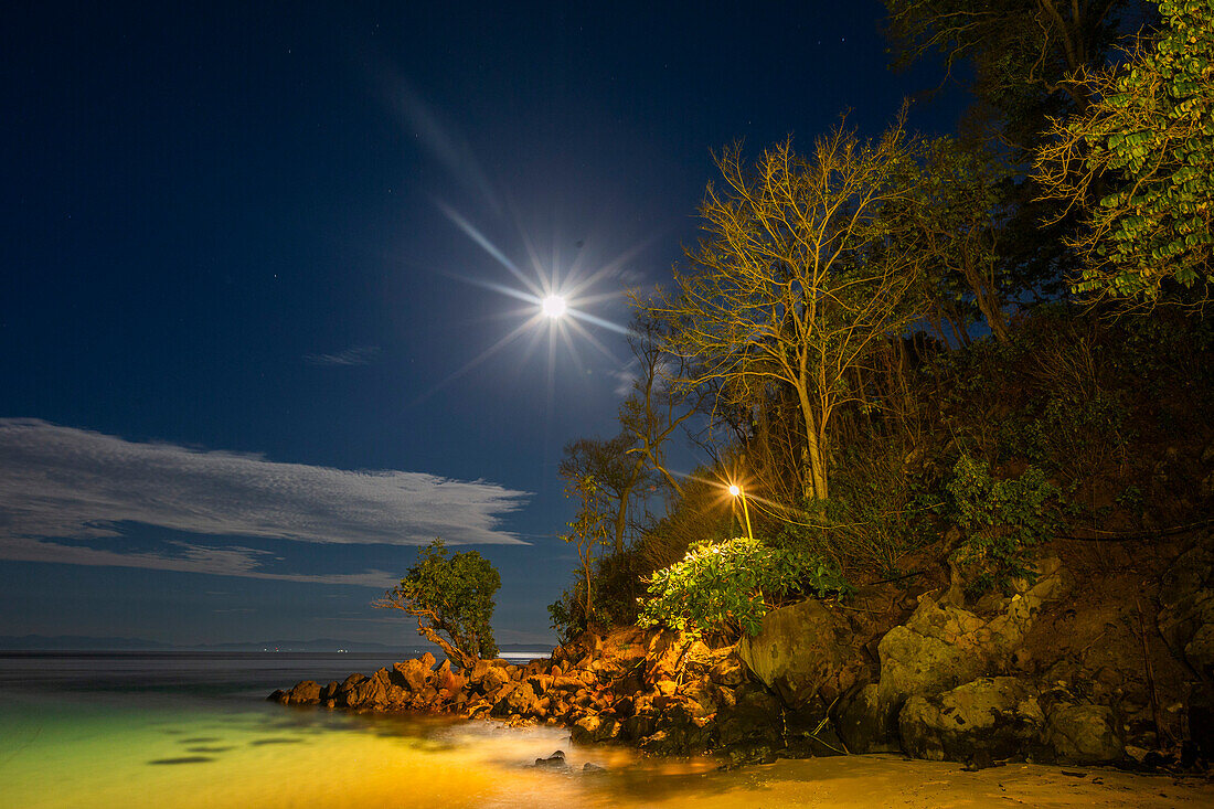 Vollmond im Murex Bangka Dive Resort, Bangka Island, nahe Manado Sulawesi, Indonesien, Südostasien, Asien