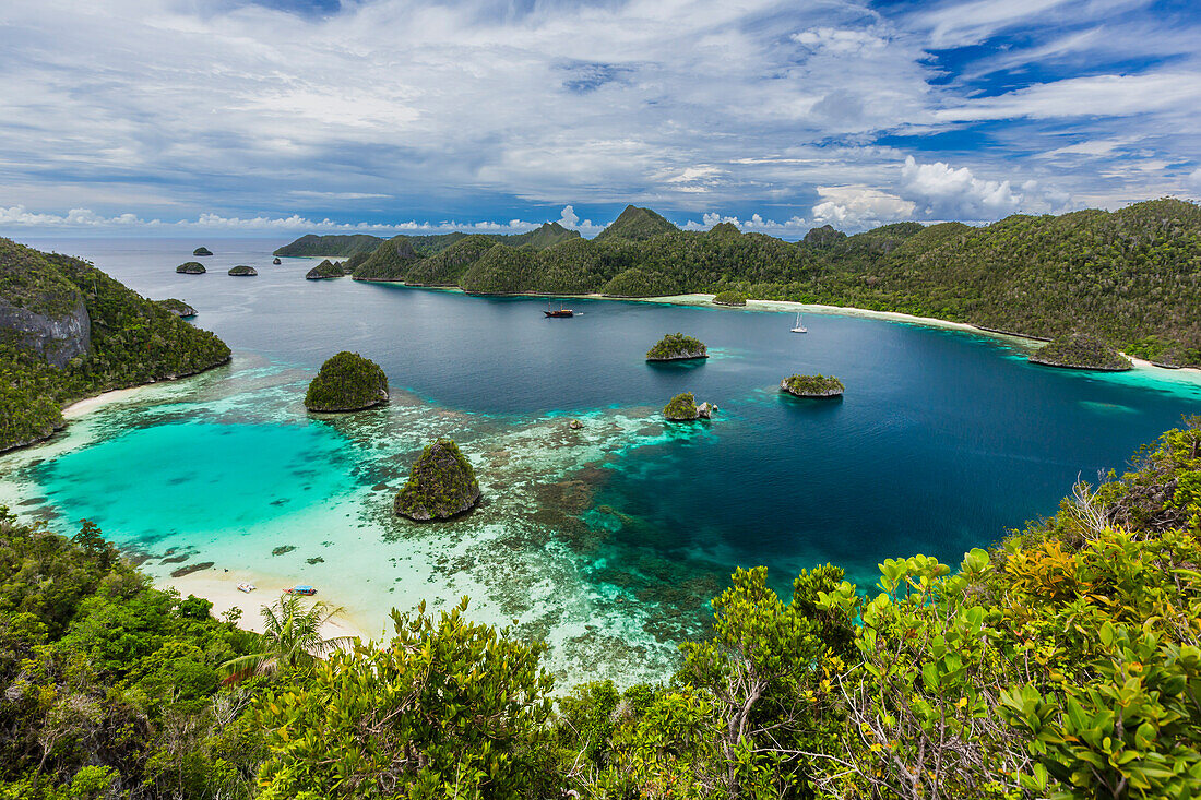 Ein Blick von oben auf die kleinen Inseln des natürlichen geschützten Hafens in Wayag Bay, Raja Ampat, Indonesien, Südostasien, Asien