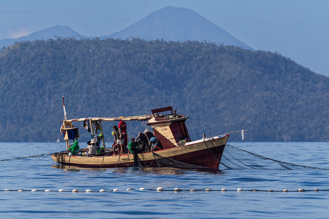 Thunfischfischer beim Einholen eines Ringwadennetzes, Bangka Island, vor der nordöstlichen Spitze von Sulawesi, Indonesien, Südostasien, Asien