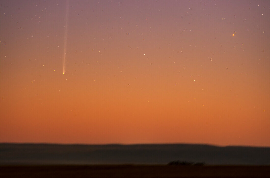 Komet Nishimura (C/2023 P1), links, aufgenommen kurz nach dem Aufgang am Himmel in der Morgendämmerung am 10. September 2023, als sich der Himmel mit den Farben der Morgendämmerung aufzuhellen begann. Der Komet befand sich zu diesem Zeitpunkt nur etwa 2º über dem Horizont.