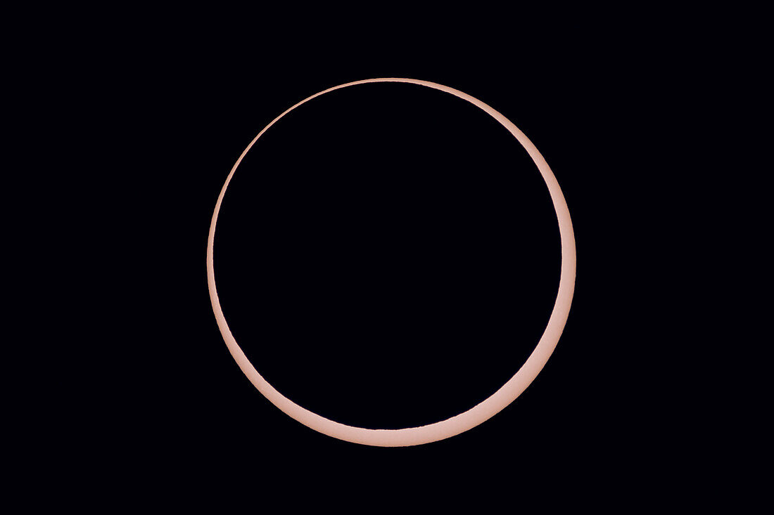 Die ringförmige Sonnenfinsternis vom 14. Oktober 2023 in einem einzigen Bild, aufgenommen in der Mitte der Finsternis um 10:29 Uhr MEZ an dem von mir verwendeten Standort. Dieser Standort war der Ruby's Inn Overlook am Rande des Bryce Canyon, Utah, ein Standort weit südlich der Mittellinie, mit 3m03s Ringförmigkeit. Da der Mond südlich der Mittellinie stand, wurde er auf die Nordseite der Sonne verschoben, so dass der Mond vom Zentrum der Sonnenscheibe versetzt ist.