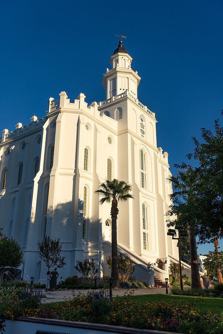 Erstes Licht in der Morgendämmerung am St. George Utah Tempel der Kirche Jesu Christi der Heiligen der Letzten Tage in St. George, Utah. Er war der erste Tempel in Utah, der 1871 eingeweiht wurde.