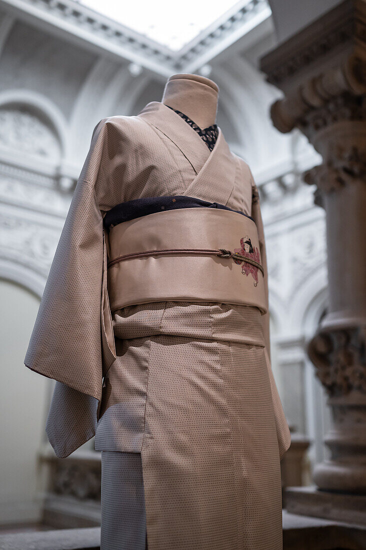 Kimono tsukesage aus der Showa-Ära, Oshima tsumugi Naturseide mit gefärbten und bemalten Formen. Fukuro Obi aus der Showa-Ära, laminierte Seide und handgemalte Dekoration.