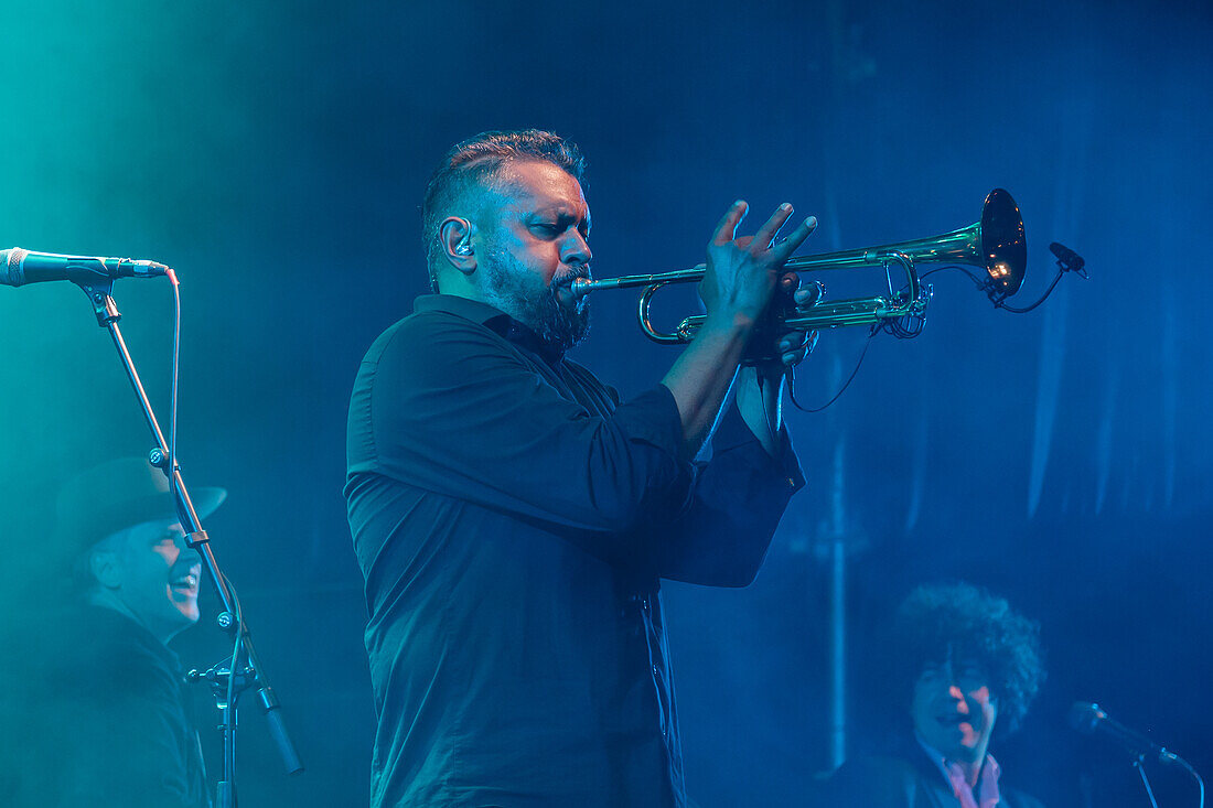 Calexico spielen live im Jardin de Invierno von Zaragoza während der Fiestas del Pilar, Spanien.