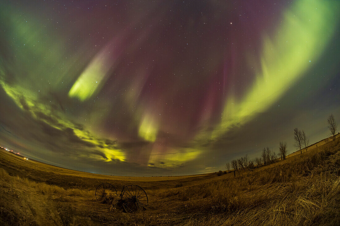 Ein Blick auf die große April-Aurora-Show vom 23. April 2023, mit Blick nach Osten, mit einem Paar auseinanderlaufender Vorhänge mit magentafarbenen Spitzen. Aufgenommen gegen Ende des Schauspiels von zu Hause in Süd-Alberta, Kanada.