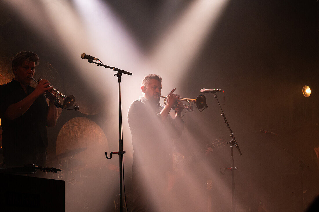 Calexico spielen live im Jardin de Invierno in Zaragoza während der Fiestas del Pilar, Spanien.