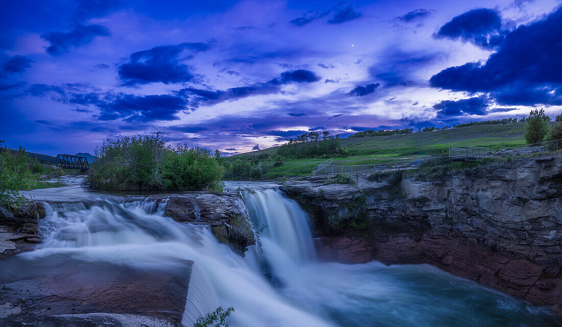 Venus in der Abenddämmerung über den Lundbreck Falls am Crowsnest River, in der Nähe von Pincher Creek, Alberta, am 28. Mai 2023.