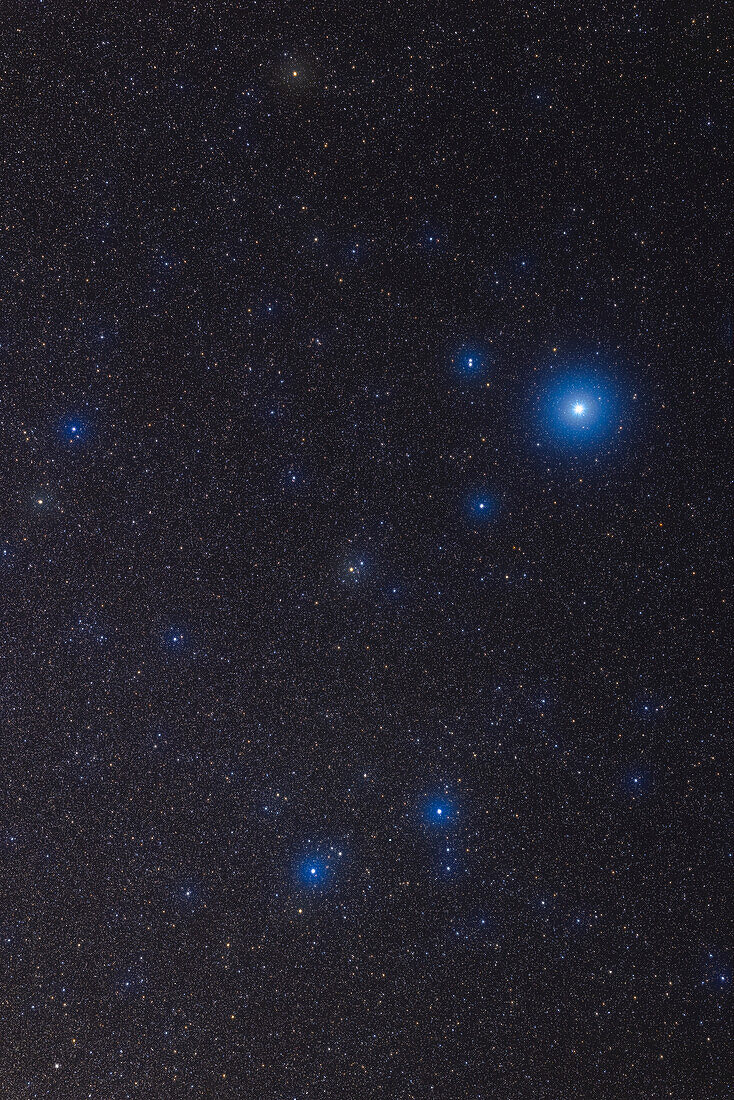 Ein Porträt des Sternbilds Leier, der Harfe, vom Mai 2023, mit einem 135-mm-Teleobjektiv, um dieses kleine Muster zu erfassen. Wega ist der helle Stern und der Doppelstern links von Wega ist Epsilon Lyrae. Die bunte kleine Gruppe darunter ist der spärliche Sternhaufen Stephenson 1, der die Sterne Delta1 und Delta2 Lyrae umgibt. Der Kugelsternhaufen M56 befindet sich direkt in der unteren linken Ecke.
