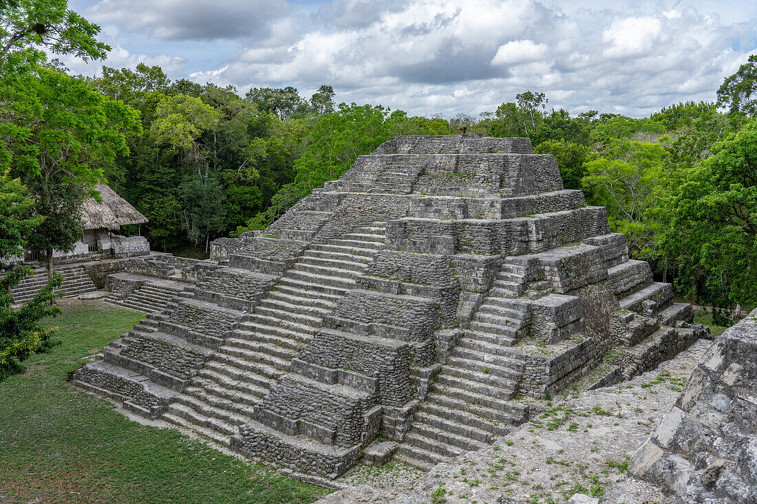 Struktur 144, eine Tempelpyramide in der Nordakropolis in den Maya-Ruinen im Yaxha-Nakun-Naranjo-Nationalpark, Guatemala.