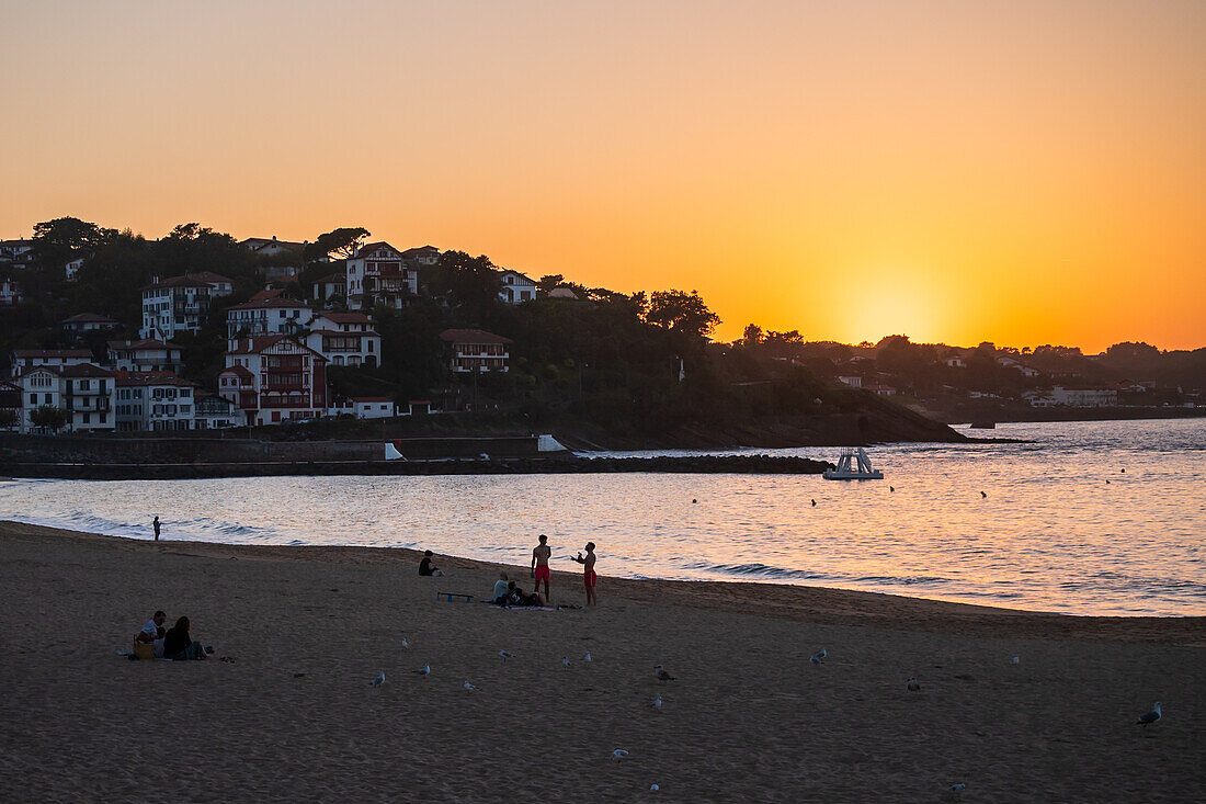 Der Strand Grande Plage bei Sonnenuntergang in Saint Jean de Luz, einem Fischerdorf an der Mündung des Flusses Nivelle im südwestfranzösischen Baskenland