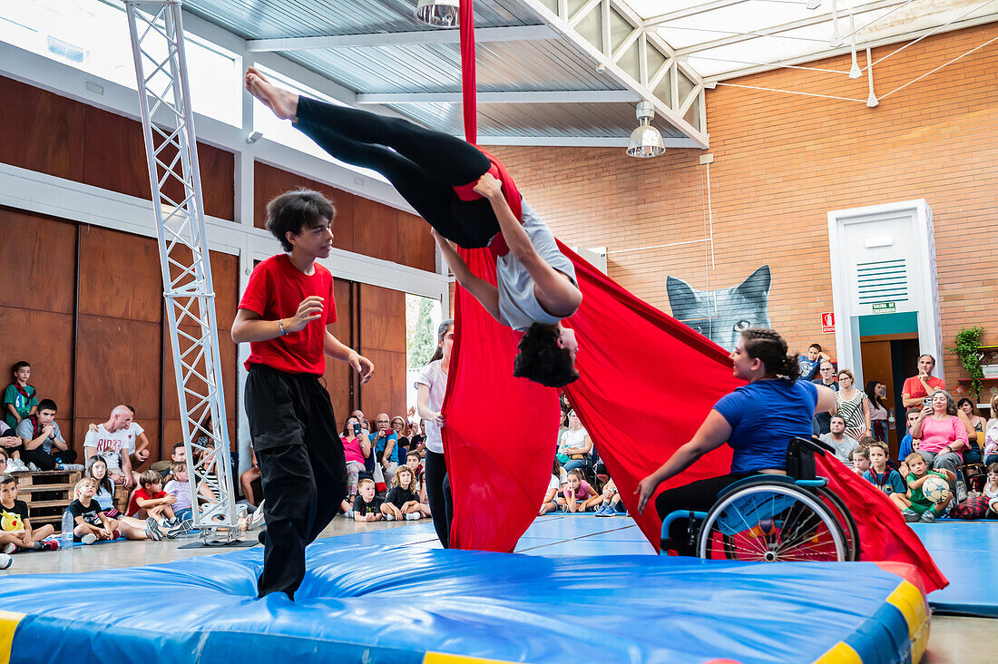 Zirkusvorstellung mit Kindern im Centro Civico La Almozara während der Fiestas de el Pilar, Zaragoza, Aragonien, Spanien