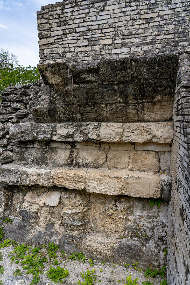 Detail der Talud-Tablero-Architektur in den Maya-Ruinen im Yaxha-Nakun-Naranjo-Nationalpark, Peten, Guatemala. Struktur 1 der Maler-Gruppe oder Plaza der Schatten.