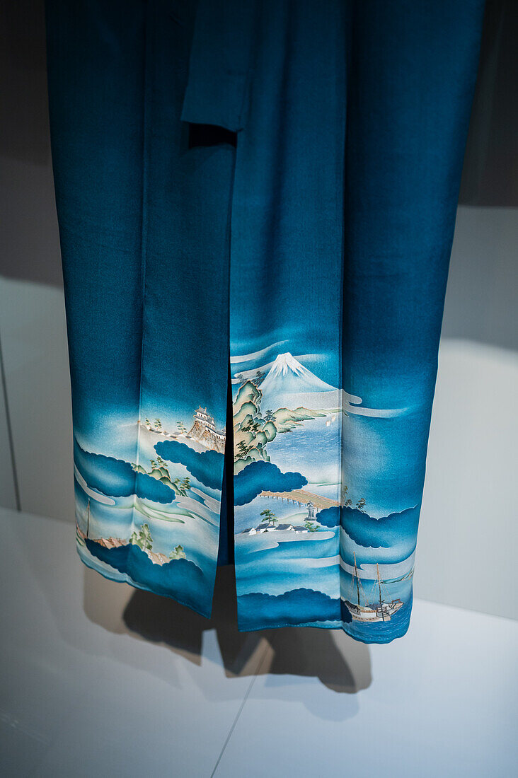 Kimono-Irotomesode aus der Taisho-Zeit aus Kinsha-Chirimen-Seide.