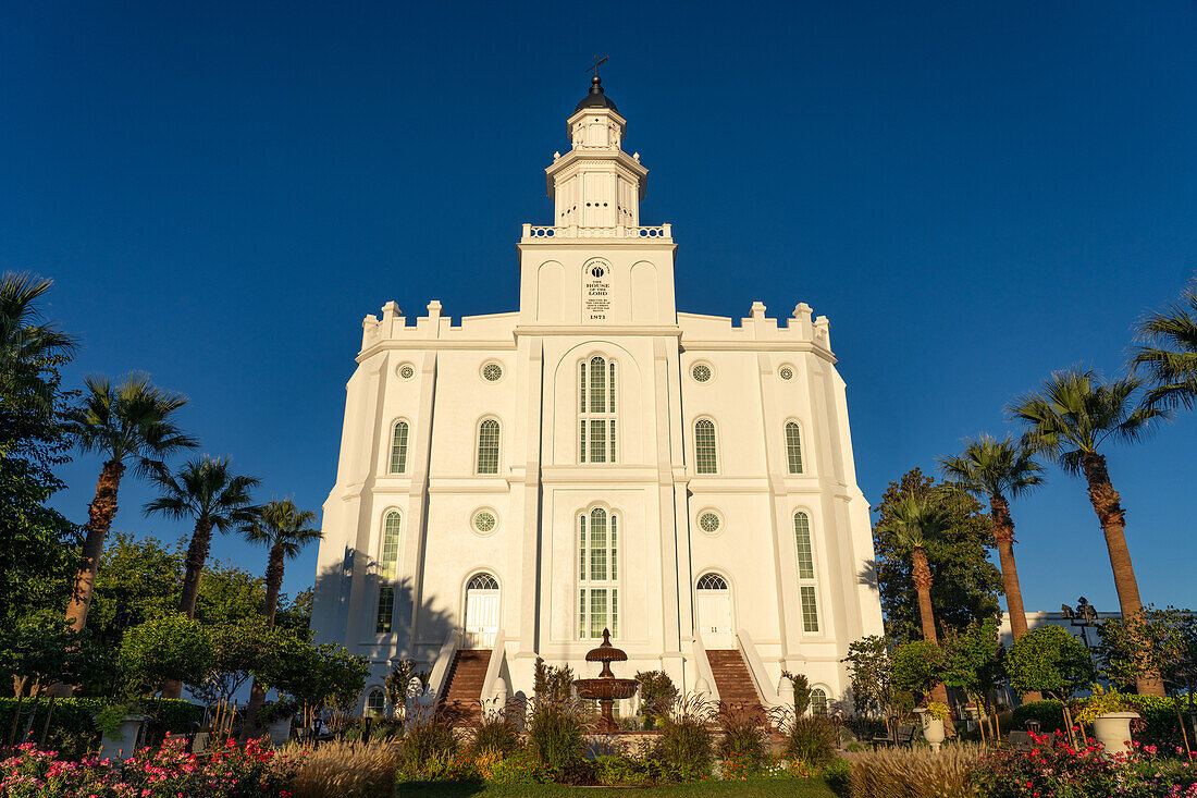 Das erste Licht der Morgendämmerung auf den St. George Utah-Tempel der Kirche Jesu Christi der Heiligen der Letzten Tage in St. George, Utah. Er war der erste Tempel in Utah, der 1871 eingeweiht wurde.