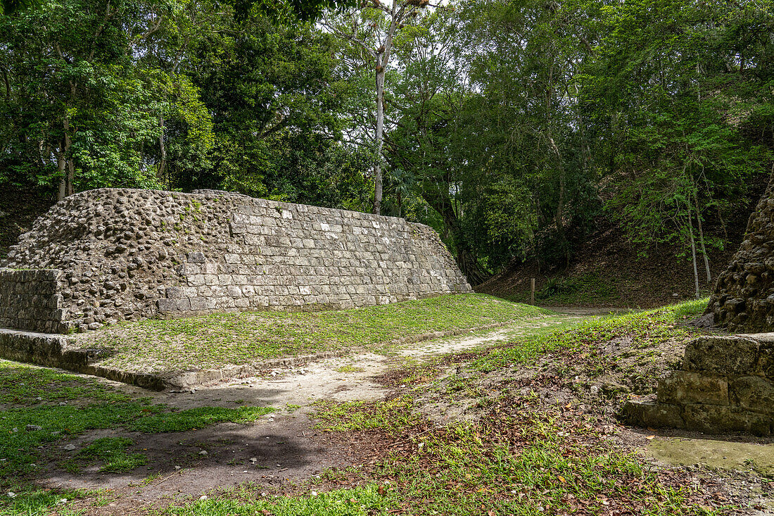 Struktur 396 des Ballspielplatzes 1 in der Südakropolis der Maya-Ruinen im Yaxha-Nakun-Naranjo-Nationalpark, Guatemala.