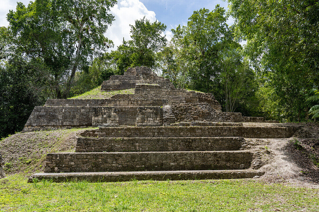 Struktur 6 der Maler-Gruppe oder Plaza of the Shadows in den Maya-Ruinen im Yaxha-Nakun-Naranjo-Nationalpark, Guatemala. Ansicht von Osten.