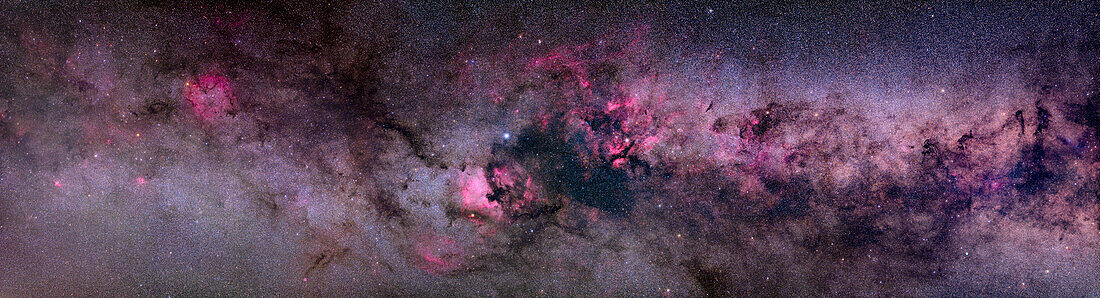 Dies ist ein Panorama entlang etwa 60° der nördlichen Sommermilchstraße von Cepheus links bis Cygnus in der Mitte und rechts. Es umrahmt die große Vielfalt an hellen und dunklen Nebeln in dieser Himmelsregion, insbesondere: