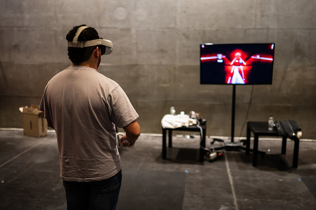 Junger Mann spielt mit dem Meta Quest 2 All-in-One VR-Headset während der ZGamer, einem Festival für Videospiele, digitale Unterhaltung, Brettspiele und YouTuber während der El Pilar Fiestas in Zaragoza, Aragon, Spanien